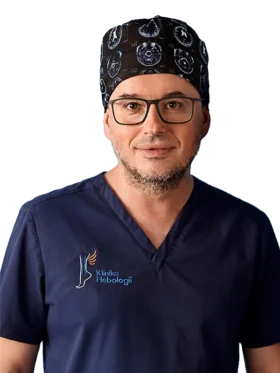 Dr n. med. Cezary Szary - flebolog, radiolog w Klinice Flebologii w Warszawie w granatowym fartuchu.