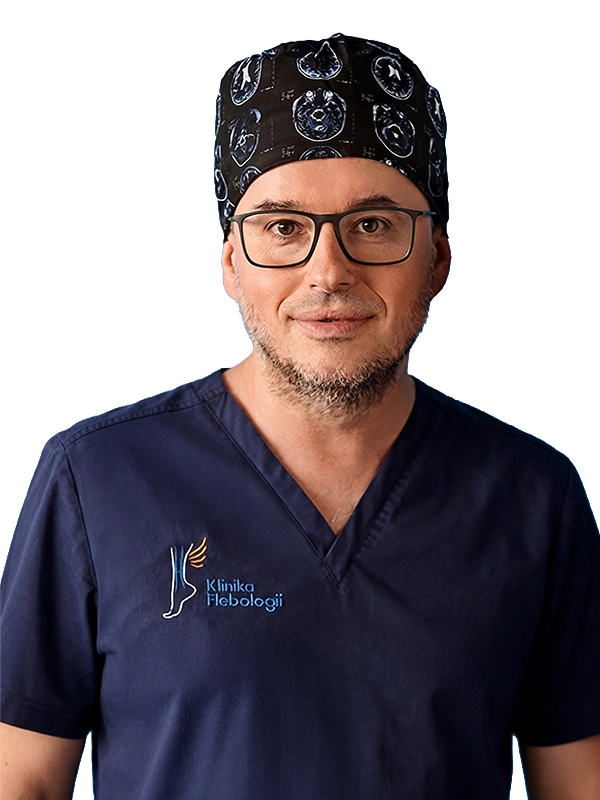 Dr n. med. Cezary Szary - flebolog, radiolog w Klinice Flebologii w Warszawie w granatowym fartuchu.