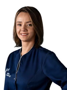 Portret doktor Karoliny Wawierni z Kliniki Flebologii. Lekarka o brązowych włosach do ramion uśmiecha się, patrząc prosto w obiektyw. Ma na sobie profesjonalny granatowy uniform medyczny z białym logo kliniki na piersi.