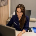 Konsultacja flebologiczna z lekarzem specjalistą - ocena pacjenta z żylakami i żylną niewydolnością - personalizowany plan leczenia i opcje procedur w Klinice Flebologii.