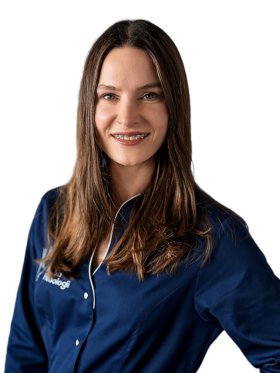 Portret dr Małgorzaty Łodygi, flebologa i kardiologa z Kliniki Flebologii. Uśmiechnięta lekarka o długich brązowych włosach, ubrana w granatowy uniform medyczny z logo kliniki, pozuje na jasnym tle.