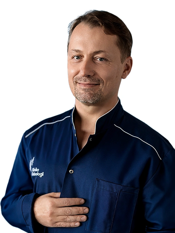 dr hab. n. med. Michał Zawadzki radiolog interwencyjny w fartuchu Kliniki Flebologii.