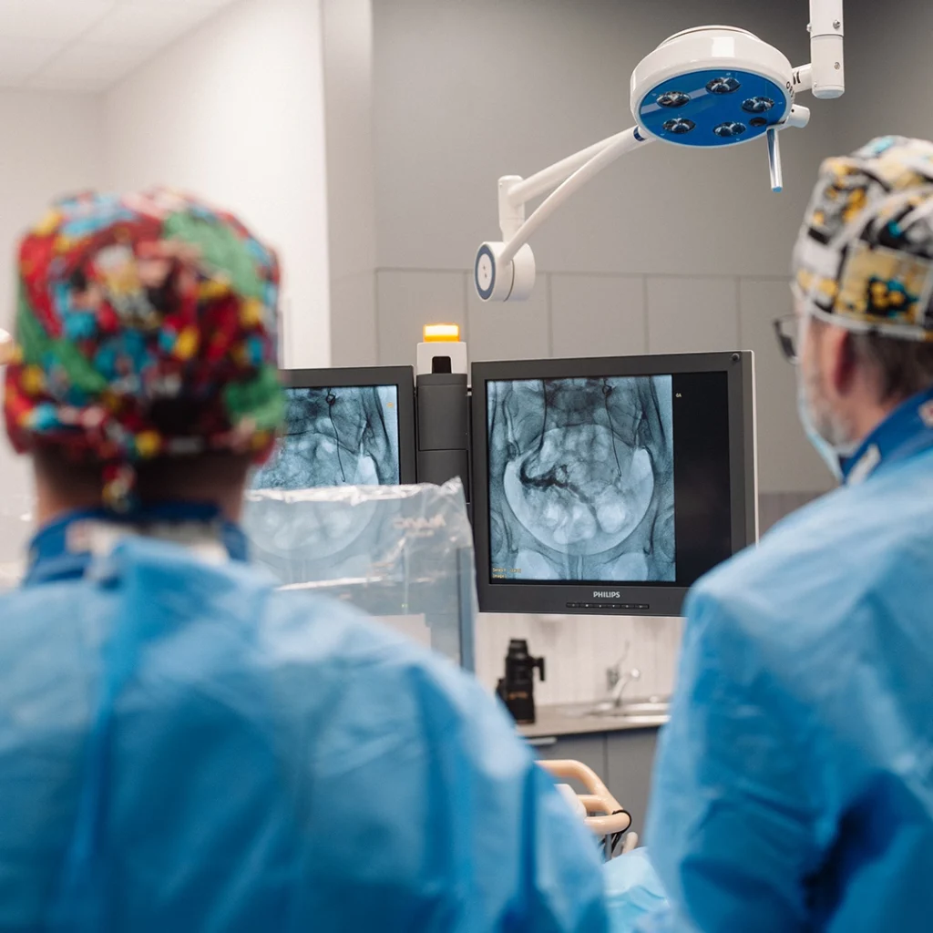 Embolizacja żylna (procedura interwencyjna) - zespół flebologów w pracowni naczyniowej - aparat Zenition 70 Philips z fluoroskopią i flebografią do leczenia niewydolności żylnej miednicy (pelvic venous insufficiency).