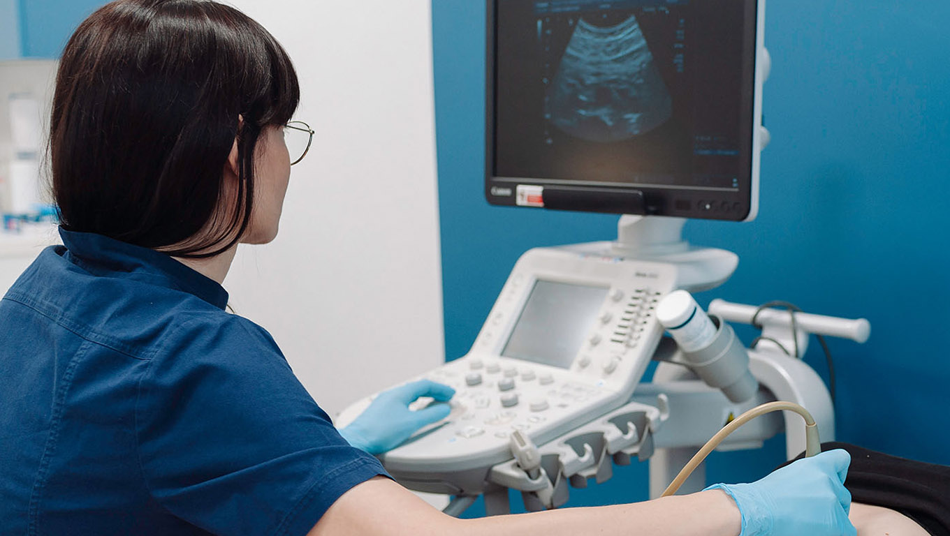 Dr Justyna Wilczko-Kucharska z Kliniki Flebologii wykonuje badanie USG Doppler żył.