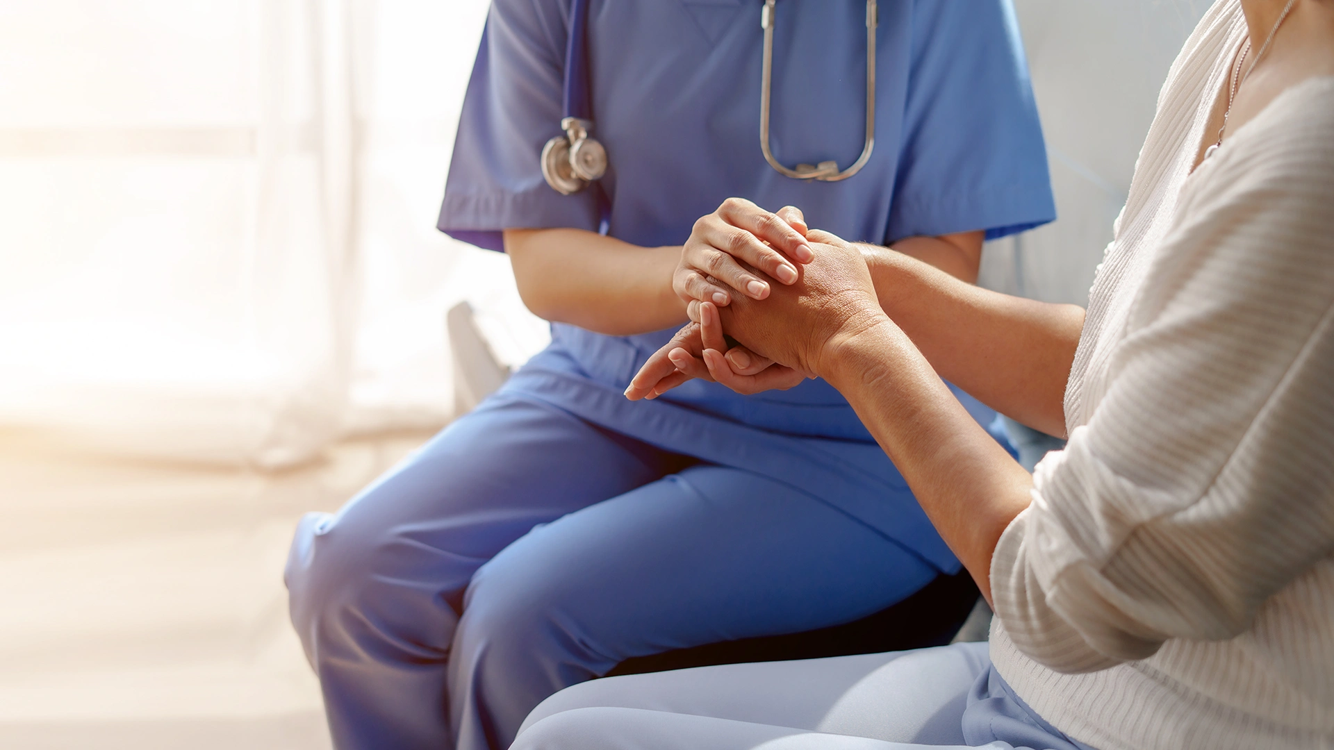 Lekarz z Kliniki Flebologii opiekuje się pacjentką ze wstawionym portem naczyniowym.