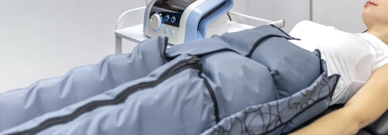 Młoda kobieta w czasie presoterapii w Klinice Flebologii.