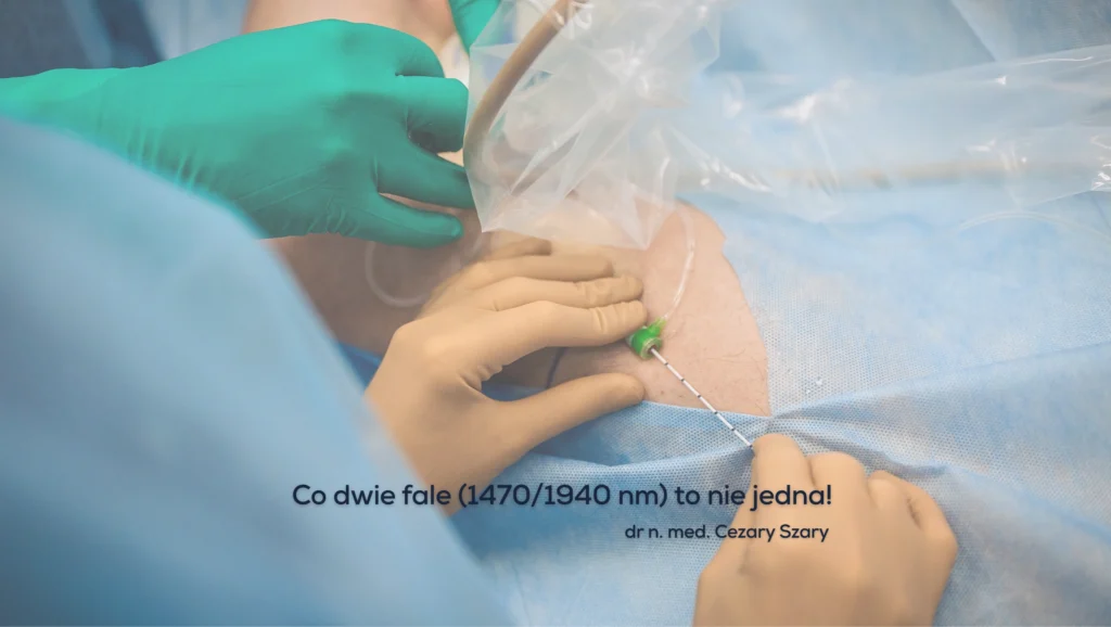 Bliski kadr na dłonie personelu medycznego w rękawiczkach wykonującego zabieg laserowy na ciele pacjenta. Widoczny cewnik wprowadzany pod skórę oraz napisy: „Co dwie fale (1470/1940 nm) to nie jedna!” i „dr n. med. Cezary Szary”